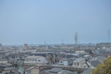 Yayılmış bir manzara yoğun bir yerleşim bölgesini gösteriyor.