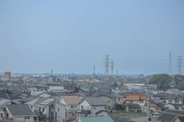 Yayılmış bir manzara yoğun bir yerleşim bölgesini gösteriyor.