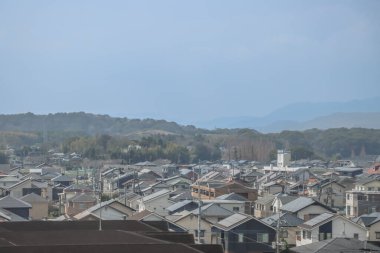 Yayılmış bir manzara yoğun bir yerleşim bölgesini gösteriyor.
