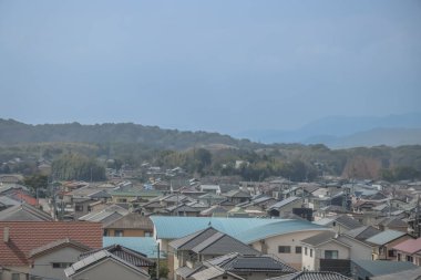 Yayılmış bir manzara yoğun bir yerleşim bölgesini gösteriyor.