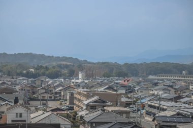 Yayılmış bir manzara yoğun bir yerleşim bölgesini gösteriyor.