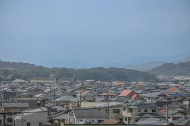 Yayılmış bir manzara yoğun bir yerleşim bölgesini gösteriyor.