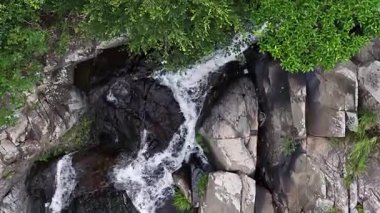 1 Mayıs 2025 'te Lin Yuen Terrace, Hong Kong' da Saklı Şelale  