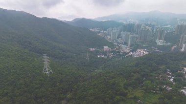 Hava perspektifi canlı bir şehir manzarasını sergiliyor.,