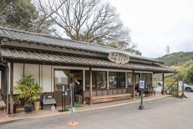 Ahşap detaylarla geleneksel Japon yapısı gelişen yeşillik