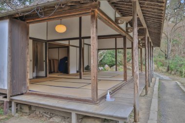 Huzurlu geleneksel Japon ahşap evi