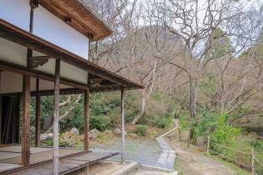 Huzurlu geleneksel Japon ahşap evi