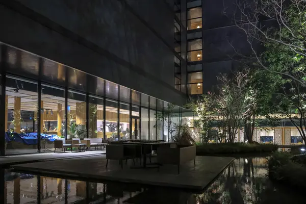 Modern mimarinin sakin sahnesi bir kuyu tarafından tamamlanmış.