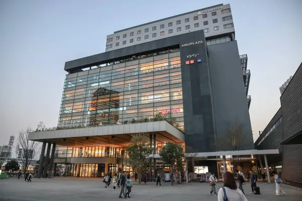 Çağdaş bir alışveriş merkezinde cam bir cephe var.,