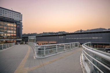 Şehir merkezinde cam cepheli modern bir tren istasyonu yer alıyor.