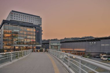 Şehir merkezinde cam cepheli modern bir tren istasyonu yer alıyor.