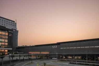 Çağdaş bir tren istasyonu ve ticari meydanın manzarası