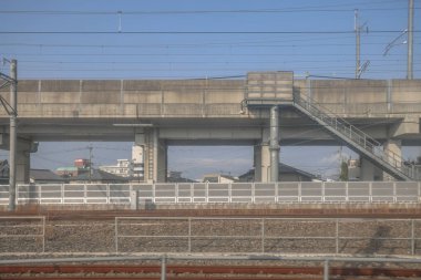 Görünür altyapıya sahip yüksek tren rayları