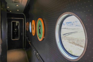 Konforlu tren içi manzaralı kırsal alan manzaralı.