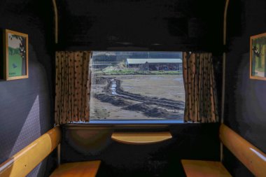 Konforlu tren içi manzaralı kırsal alan manzaralı.