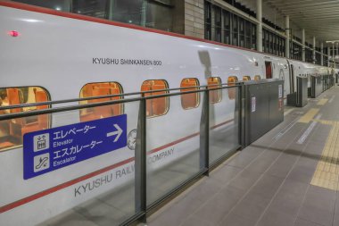 Modern hızlı tren yapay ışık altında istasyona yanaştı.,