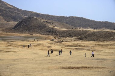 Uçsuz bucaksız düzlükler, parlak tepelere doğru uzanır.,
