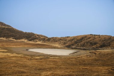 Huzurlu bir manzara vadide kuru bir göl sergiliyor.