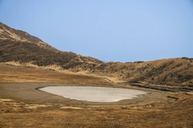 Huzurlu bir manzara vadide kuru bir göl sergiliyor.