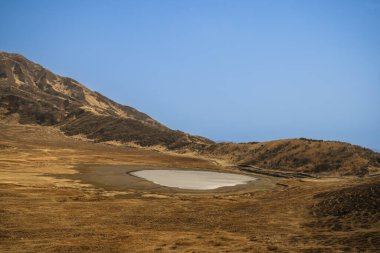 Huzurlu bir manzara vadide kuru bir göl sergiliyor.