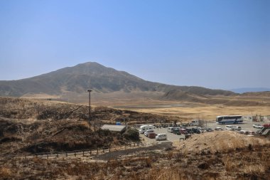 Huzurlu bir dağ manzarası içinde park alanı var.,