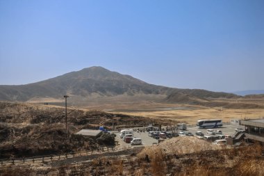 Huzurlu bir dağ manzarası içinde park alanı var.,