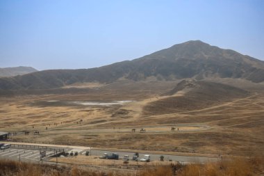 Uçsuz bucaksız düzlükler, parlak tepelere doğru uzanır.,