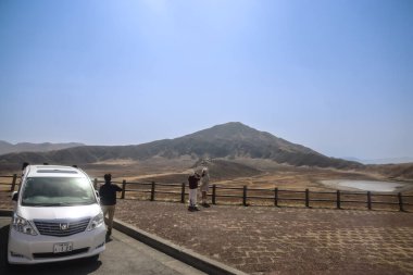 Farklı arabalarla dolu bir açık hava otoparkı.