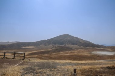 Uçsuz bucaksız düzlükler, parlak tepelere doğru uzanır.,