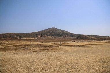 Uçsuz bucaksız düzlükler, parlak tepelere doğru uzanır.,