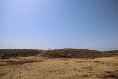 Uçsuz bucaksız düzlükler, parlak tepelere doğru uzanır.,