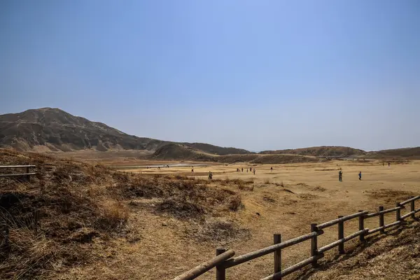 Uçsuz bucaksız düzlükler, parlak tepelere doğru uzanır.,