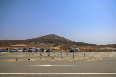 Farklı arabalarla dolu bir açık hava otoparkı.