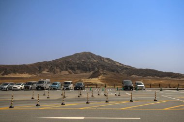 Farklı arabalarla dolu bir açık hava otoparkı.