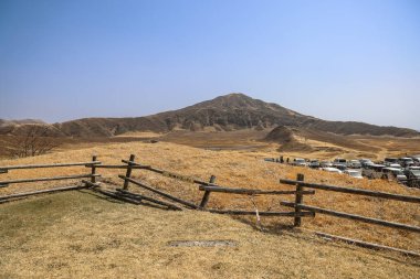 Uçsuz bucaksız düzlükler, parlak tepelere doğru uzanır.,