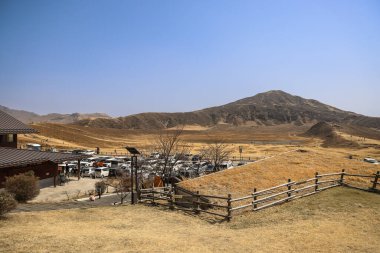 Doğal bazalt kaya oluşumlarının yer aldığı manzaralı bir manzara.