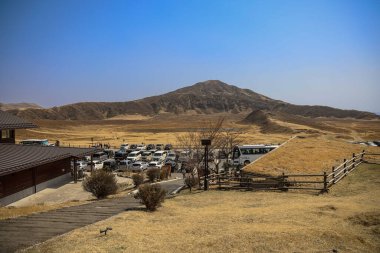 Doğal bazalt kaya oluşumlarının yer aldığı manzaralı bir manzara.