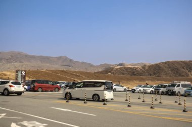 Farklı arabalarla dolu bir açık hava otoparkı.