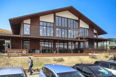 Çağdaş otoyol dinlenme tesisinde geniş bir park alanı bulunmamaktadır.,