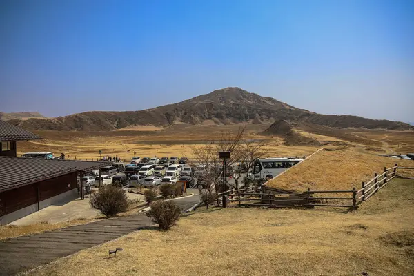 Doğal bazalt kaya oluşumlarının yer aldığı manzaralı bir manzara.