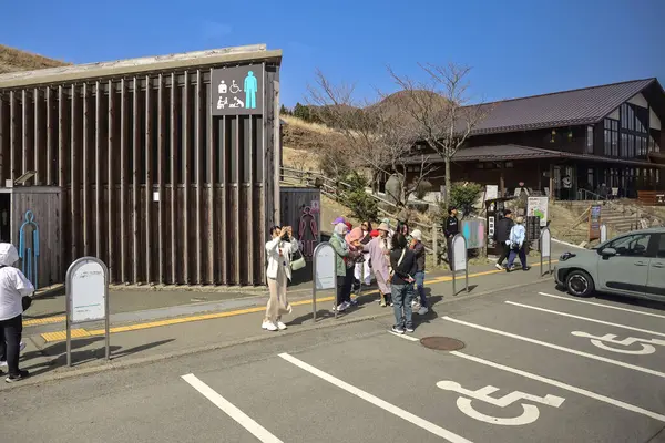 Bir grup insan, yakınlardaki bir tuvaletin yanında toplandı.
