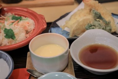 Çıtır tempura içeren nefis bir Japon mutfağı.,