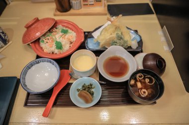 Tempura içeren renkli geleneksel bir Japon yemeği.