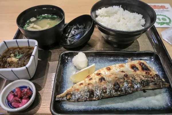 Izgara uskumru filetosu seramik tabakta sunulur.,