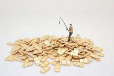 Minyatür bir oyuncak figürü içeren kavramsal bir görüntü.