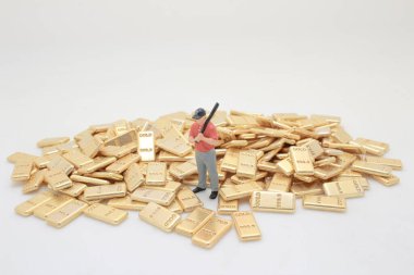 Küçük bir golfçü figürünün yer aldığı yaratıcı bir kompozisyon.