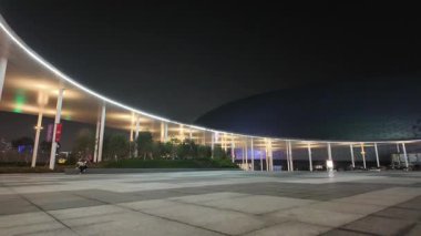 3 Mayıs 2025 'te çatısı ve oturma yeri olan modern stadyum. 