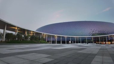 3 Mayıs 2025 'te çatısı ve oturma yeri olan modern stadyum. 