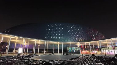 3 Mayıs 2025 'te çatısı ve oturma yeri olan modern stadyum. 