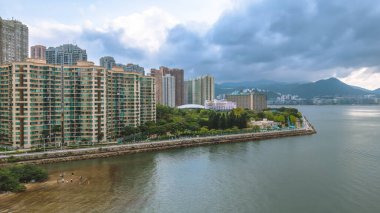 Sakin sularla çevrili yeşil ormanları olan sakin adalar, kentsel gökdelenler